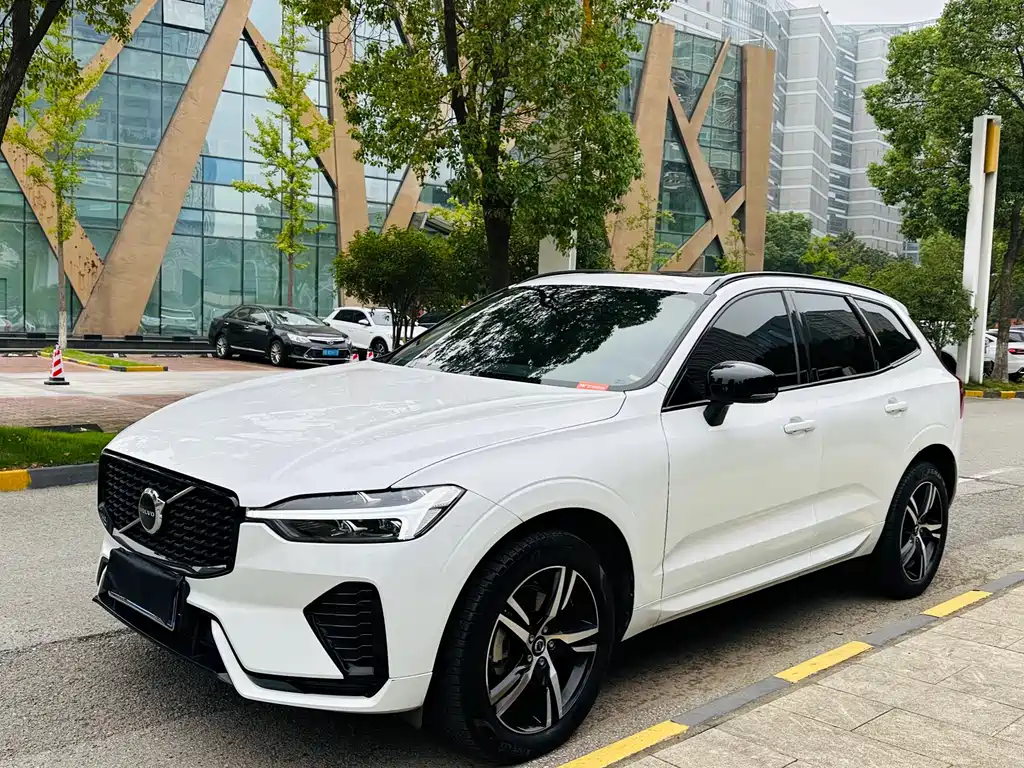 Volvo XC60 2022 — фото 1