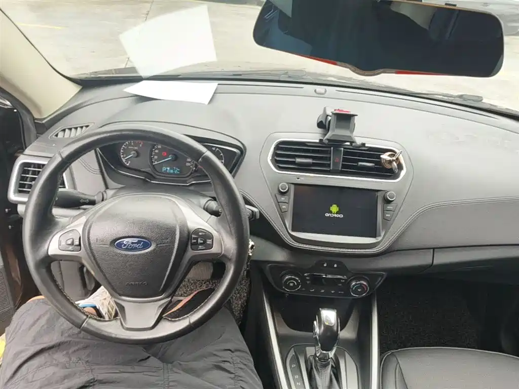 Ford Escort 2015 — фото 10