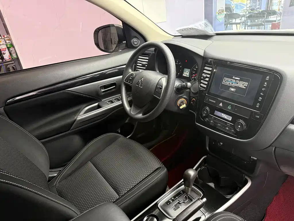 Mitsubishi Outlander 2022 — фото 17