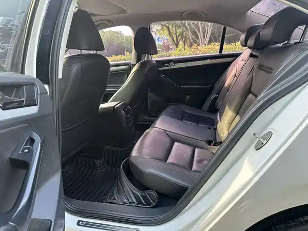 Volkswagen Sagitar 2016