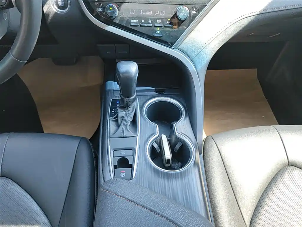 Toyota Camry 2022 — фото 10