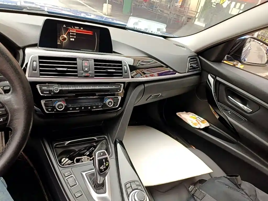 BMW 3 Series 2017 — фото 13