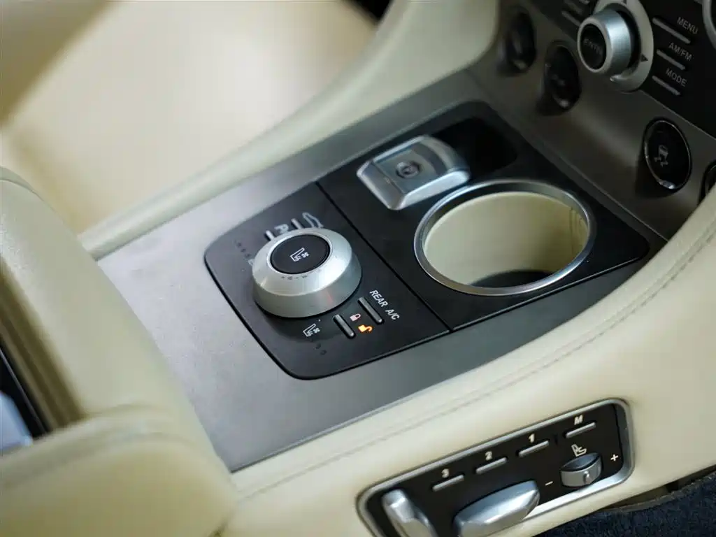 Aston Martin Rapide 2011 — фото 48