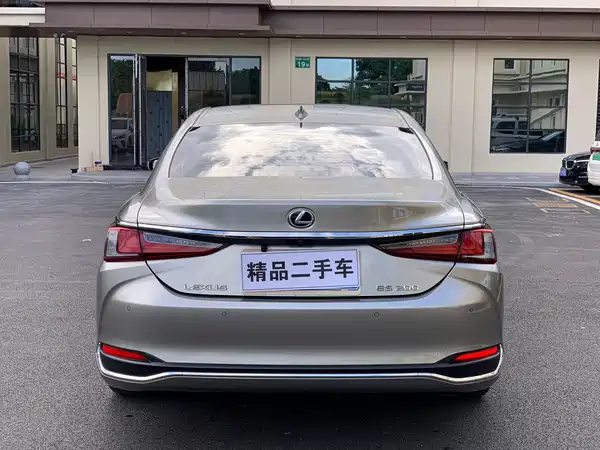 Lexus ES 2024