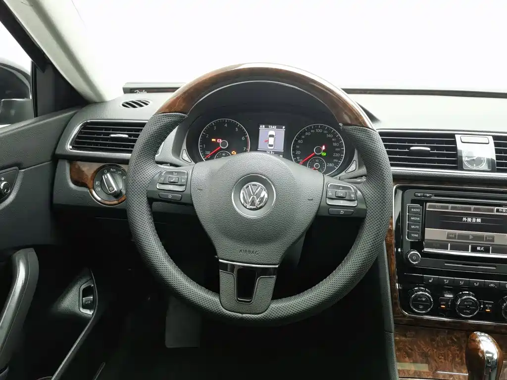 Volkswagen Passat 2013 — фото 11
