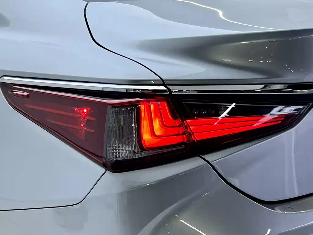 Lexus ES 2023 — фото 15