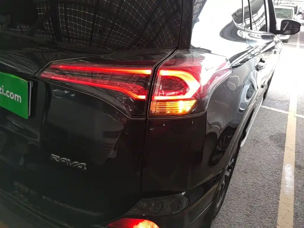 Toyota RAV4 2018 — фото 8