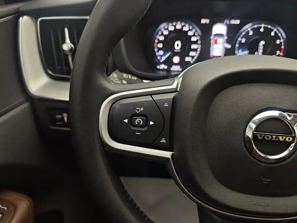 Volvo XC60 2018 — фото 26