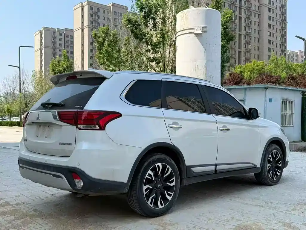 Mitsubishi Outlander 2021 — фото 9