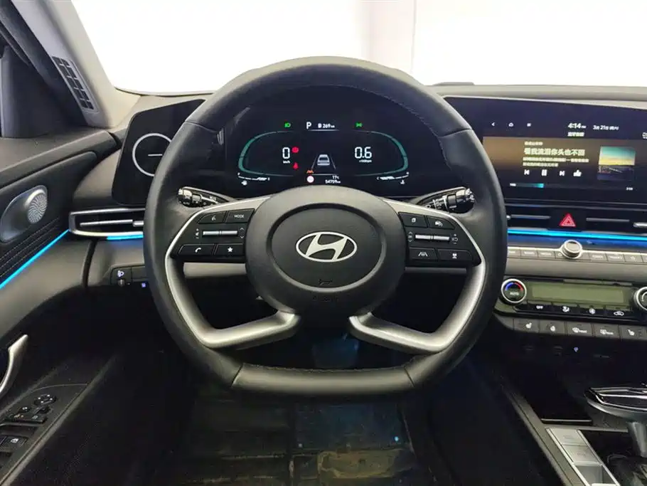 Hyundai Elantra 2023 — фото 15