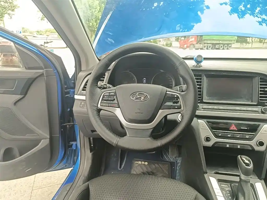 Hyundai Elantra 2018 — фото 11