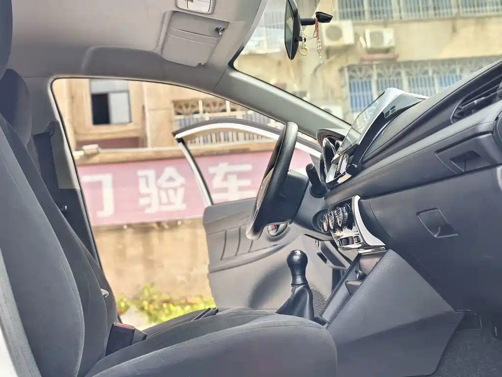 Toyota Yaris L 2017 — фото 12