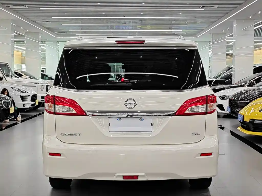 Nissan Quest 2017 — фото 10