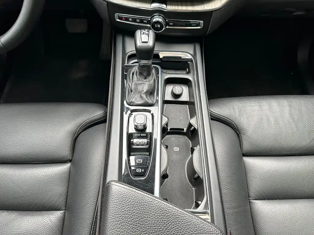 Volvo XC60 2020 — фото 19