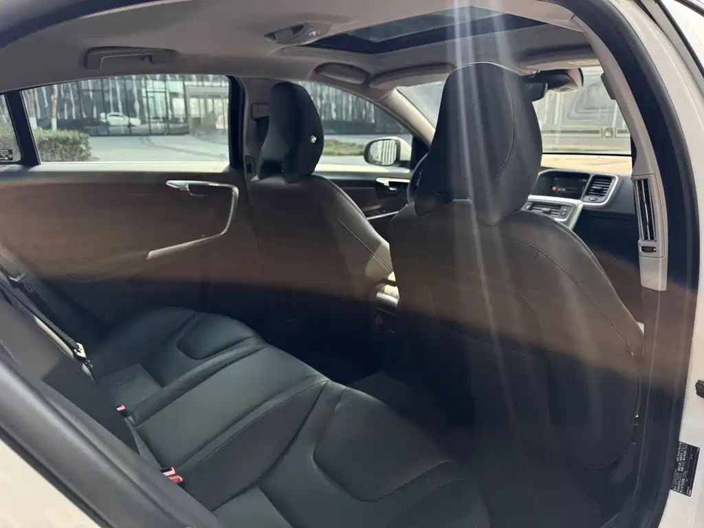 Volvo S60 2018 — фото 18