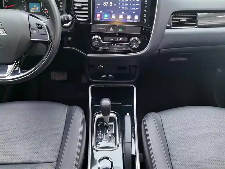 Mitsubishi Outlander 2018 — фото 16