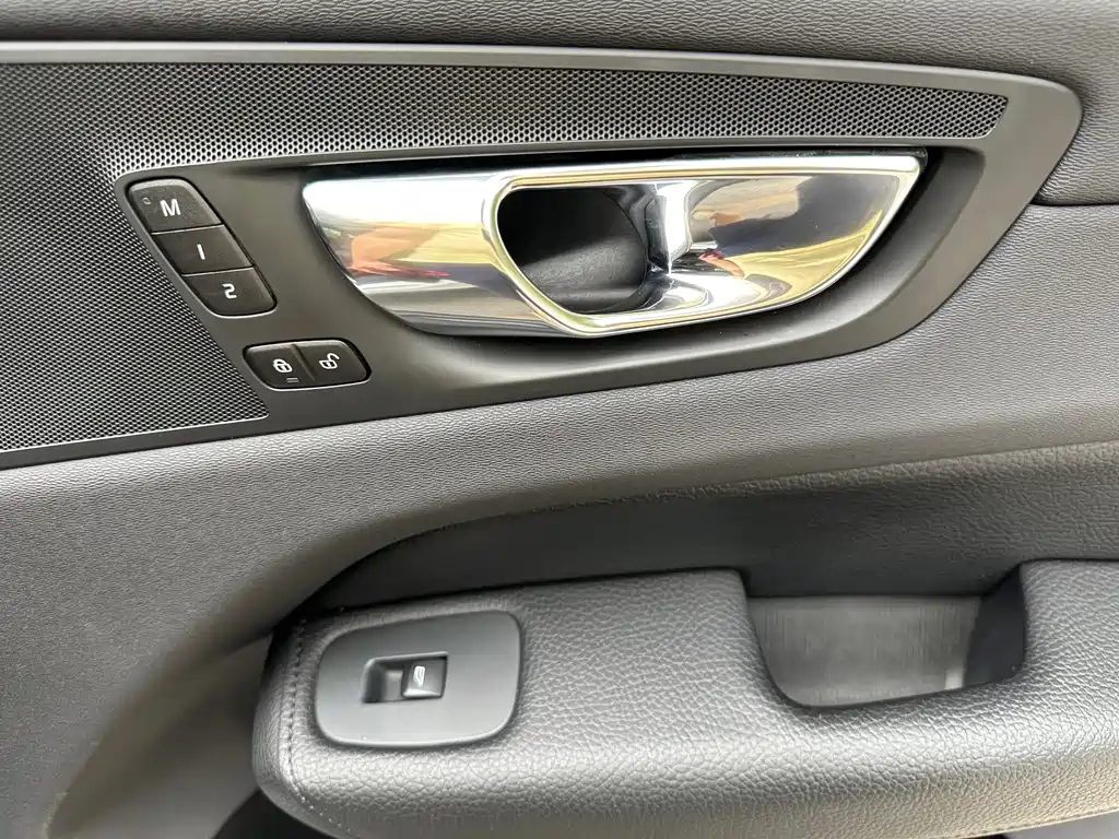 Volvo XC60 2020 — фото 22