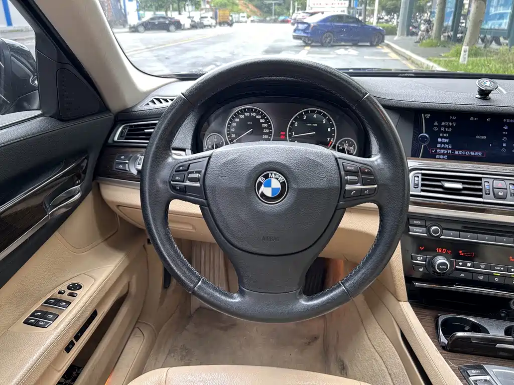 BMW 7 Series 2010 — фото 10