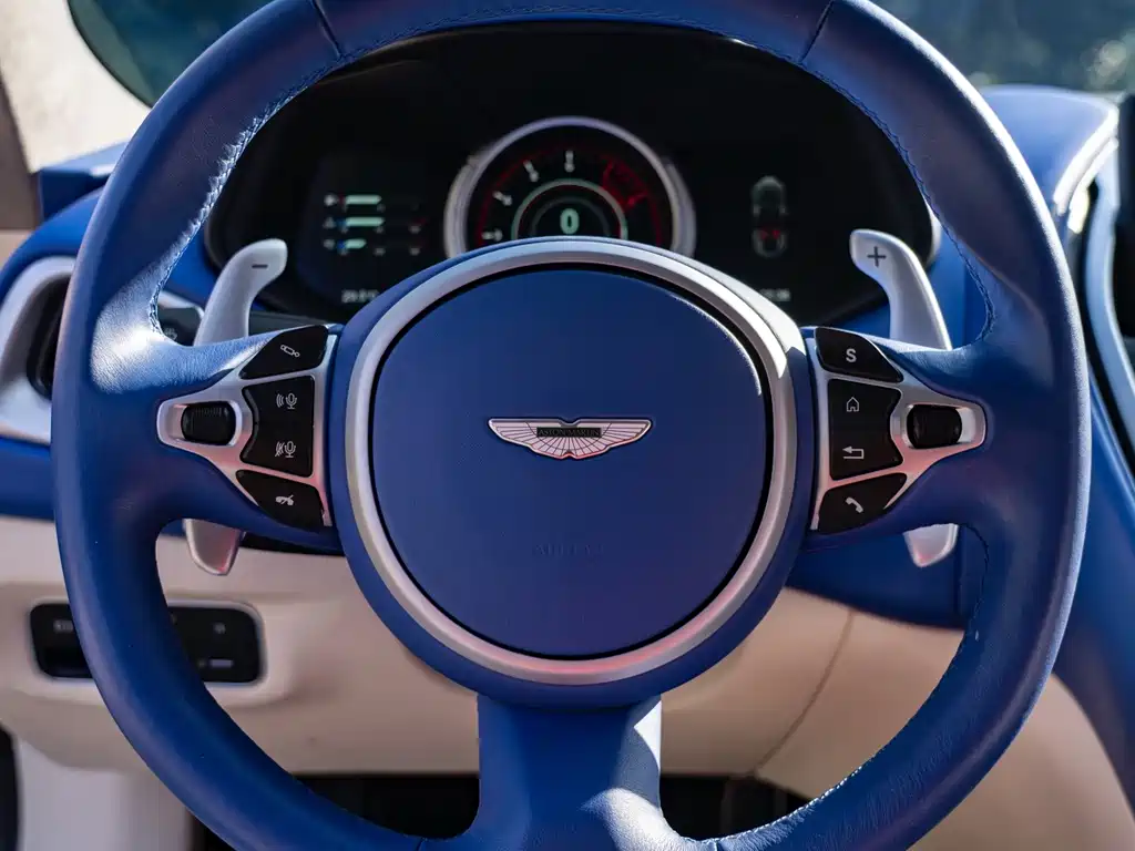 Aston Martin DB11 2022 — фото 15