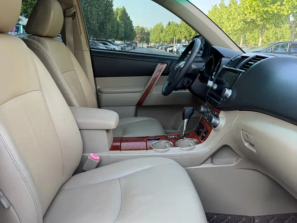 Toyota Highlander 2010 — фото 10