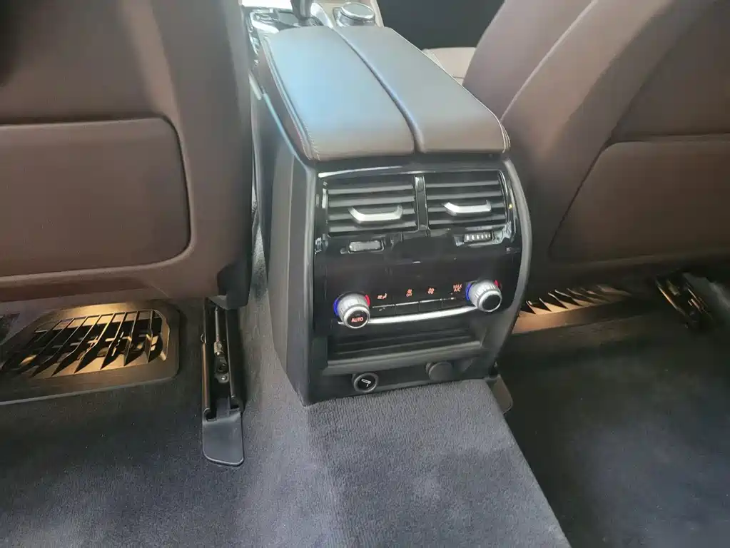 BMW 5 Series New Energy 2019 — фото 10