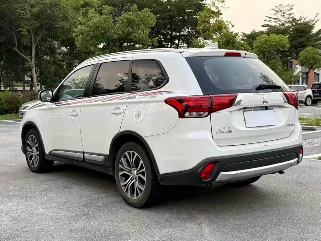 Mitsubishi Outlander 2018 — фото 8