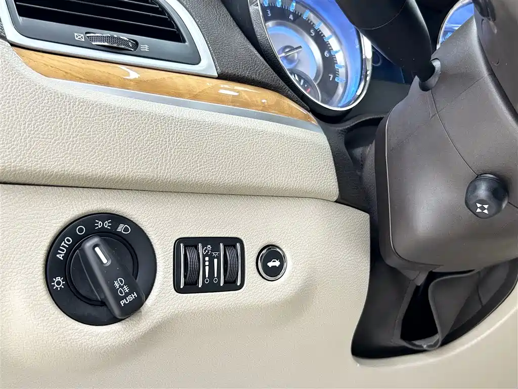 Chrysler 300C 2015 — фото 20