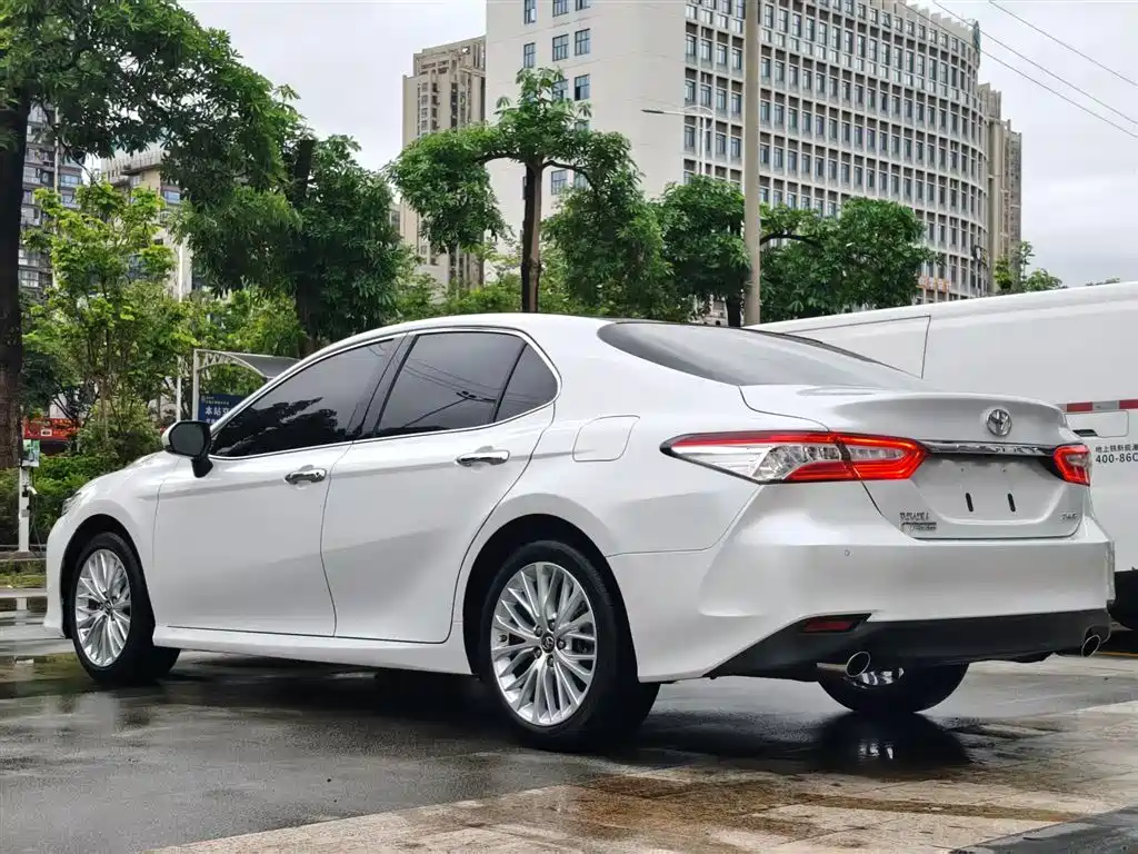 Toyota Camry 2019 — фото 6