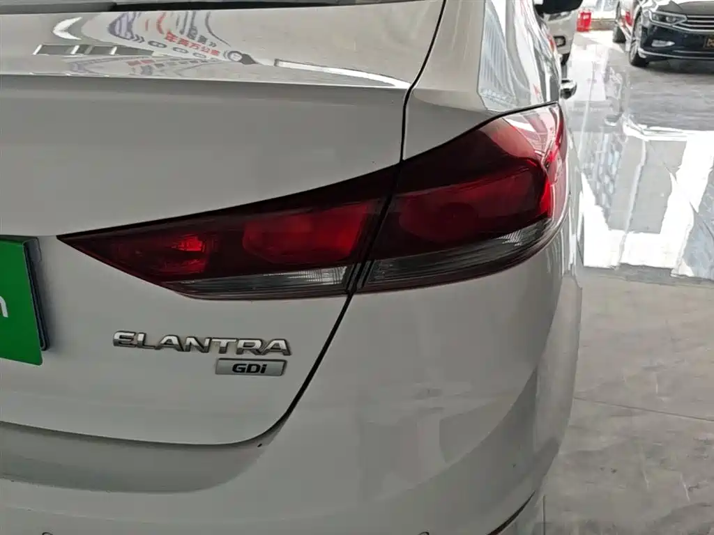 Hyundai Elantra 2018 — фото 8