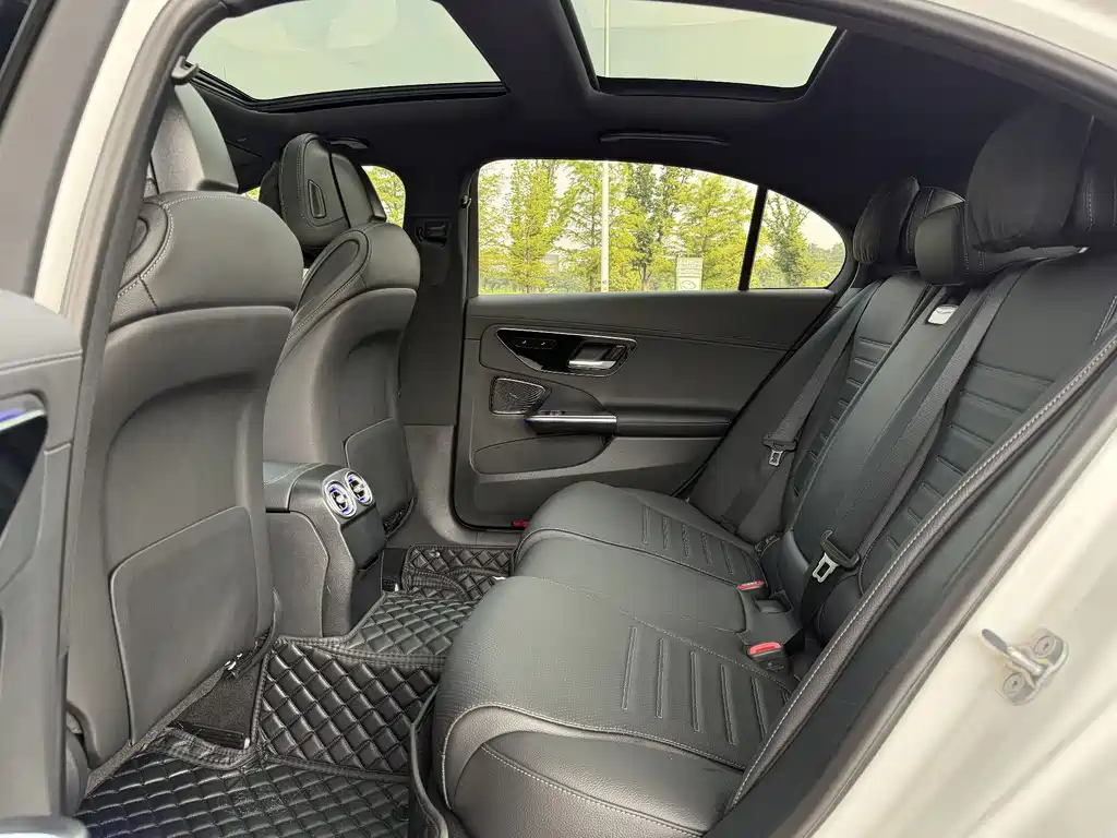 Mercedes-Benz C-Class 2024 — фото 10