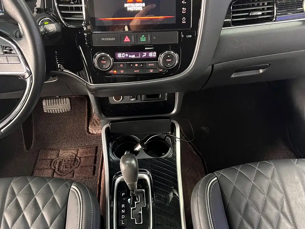 Mitsubishi Outlander 2021 — фото 16