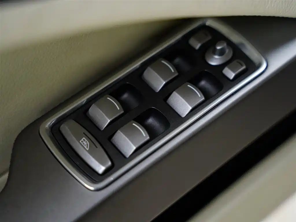 Aston Martin Rapide 2011 — фото 26
