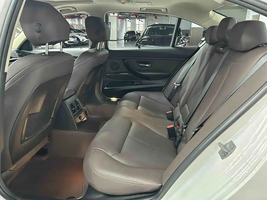 BMW 3 Series 2018 — фото 18