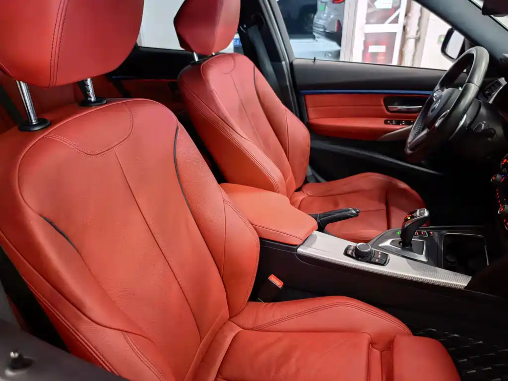 BMW 3 Series 2018 — фото 16
