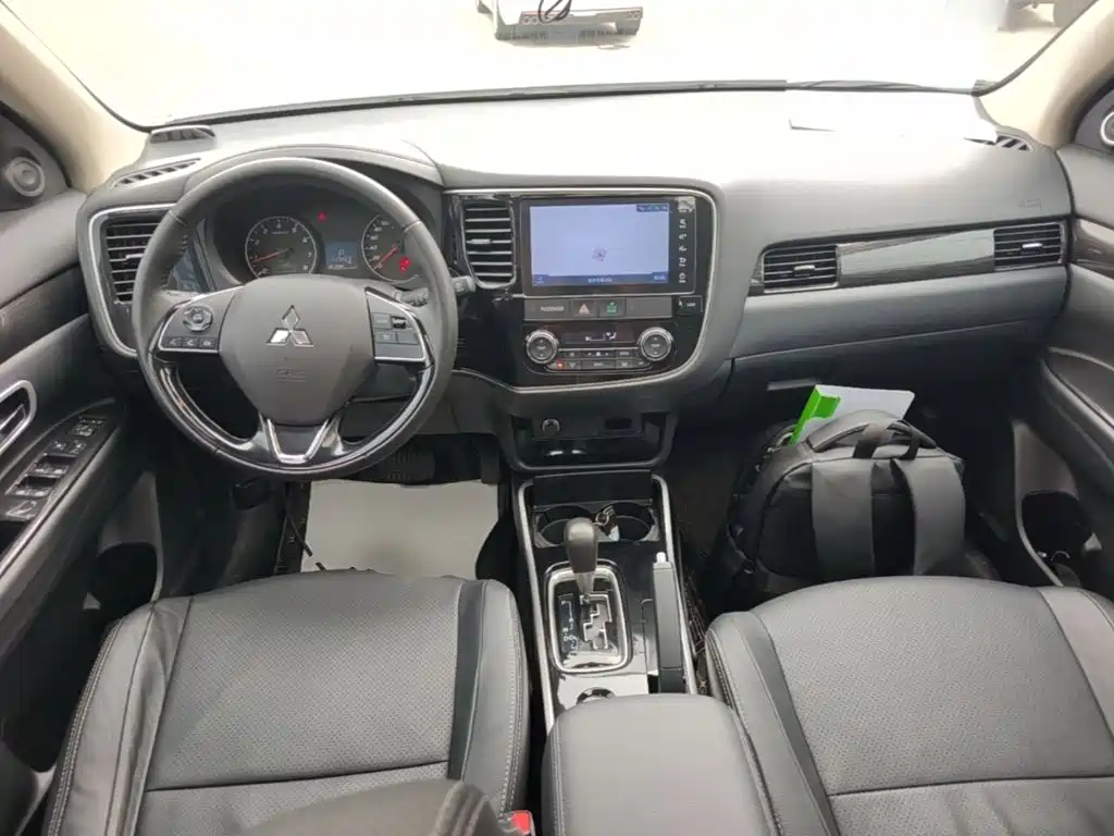 Mitsubishi Outlander 2018 — фото 10