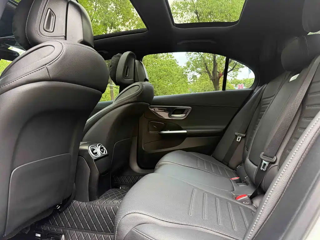 Mercedes-Benz C-Class 2025 — фото 11