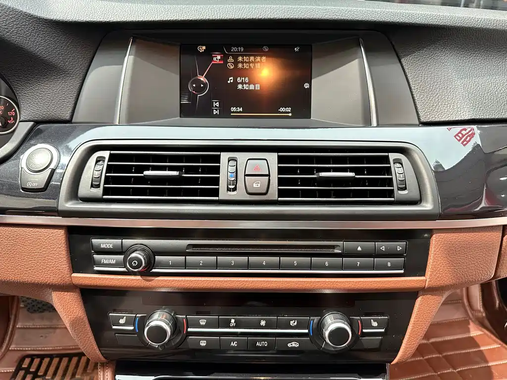 BMW 5 Series 2016 — фото 16