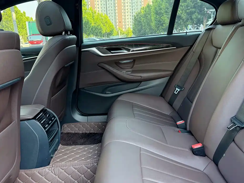 BMW 5 Series 2018 — фото 9