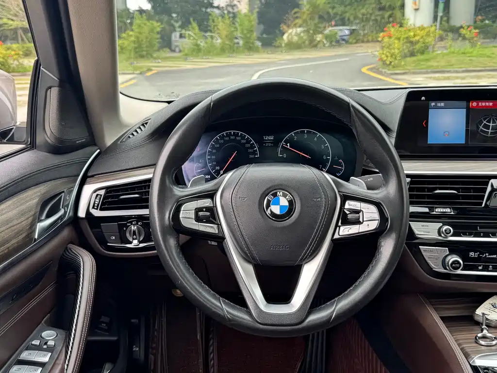 BMW 5 Series 2019 — фото 17