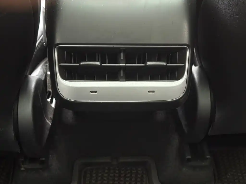 Tesla Model Y 2023 — фото 16