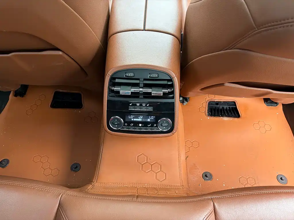 Maserati Quattroporte 2016 — фото 11