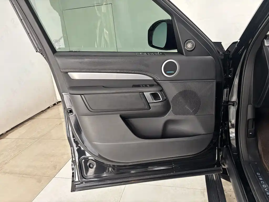 Land Rover Discovery 2024 — фото 11