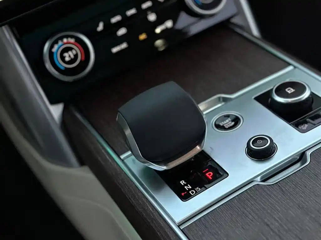 Land Rover Range Rover 2023 — фото 17