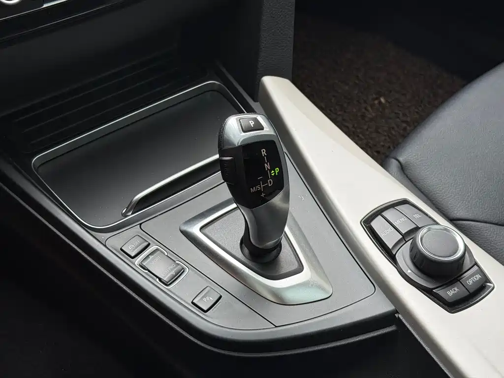 BMW 3 Series GT 2017 — фото 26