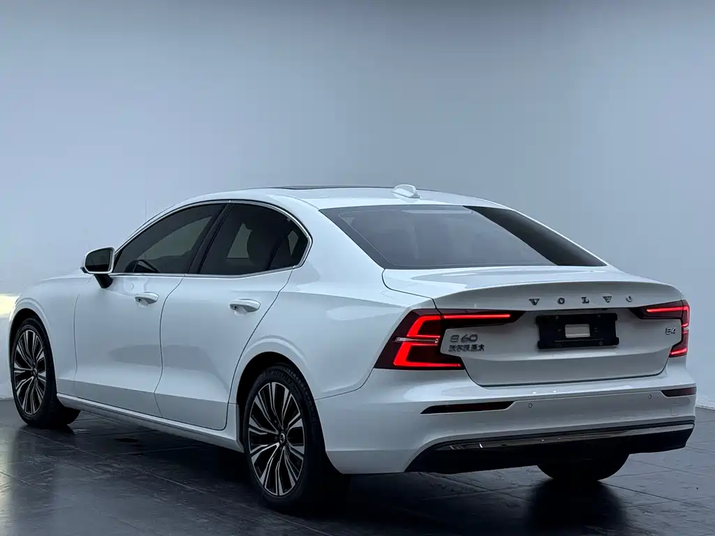 Volvo S60 2023 — фото 8
