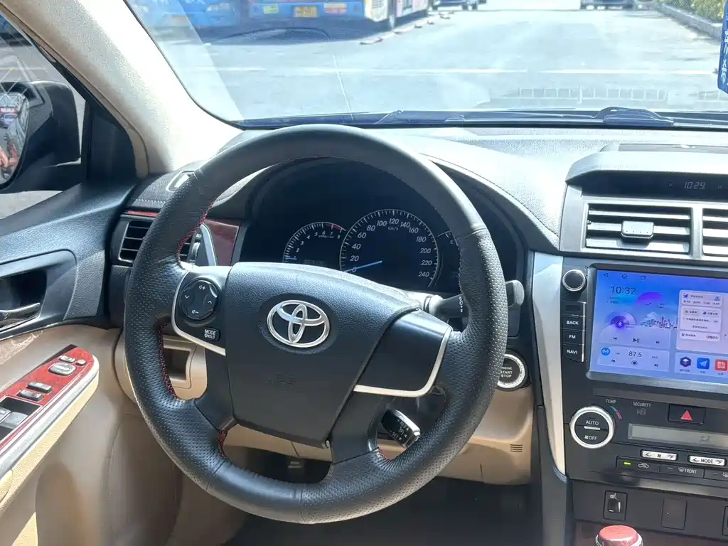 Toyota Camry 2014 — фото 4