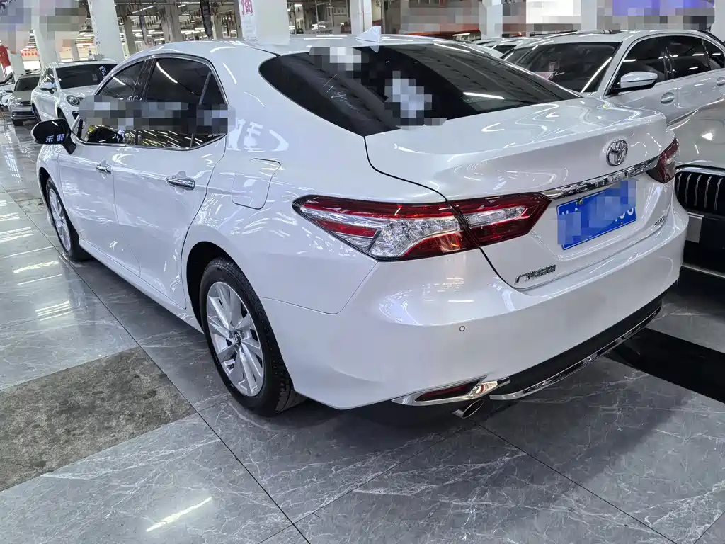 Toyota Camry 2023 — фото 4