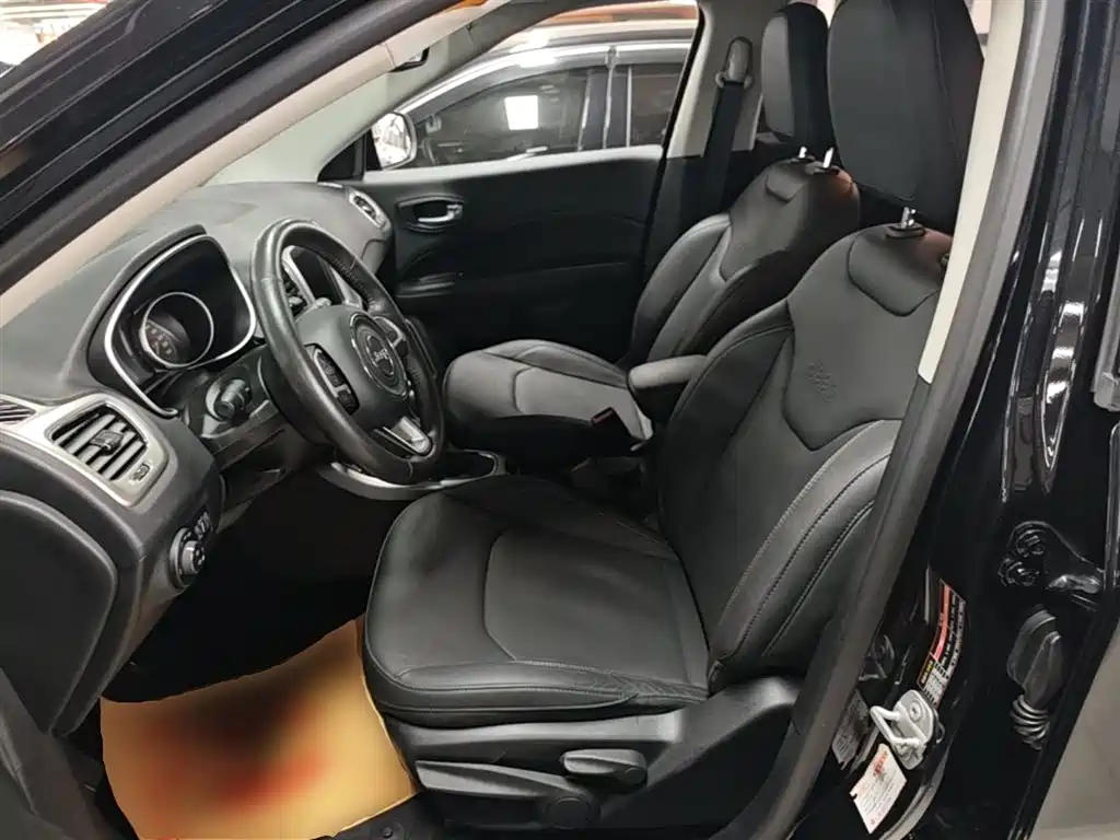 Jeep Compass 2017 — фото 15