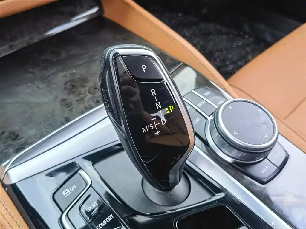 BMW 5 Series 2019 — фото 12