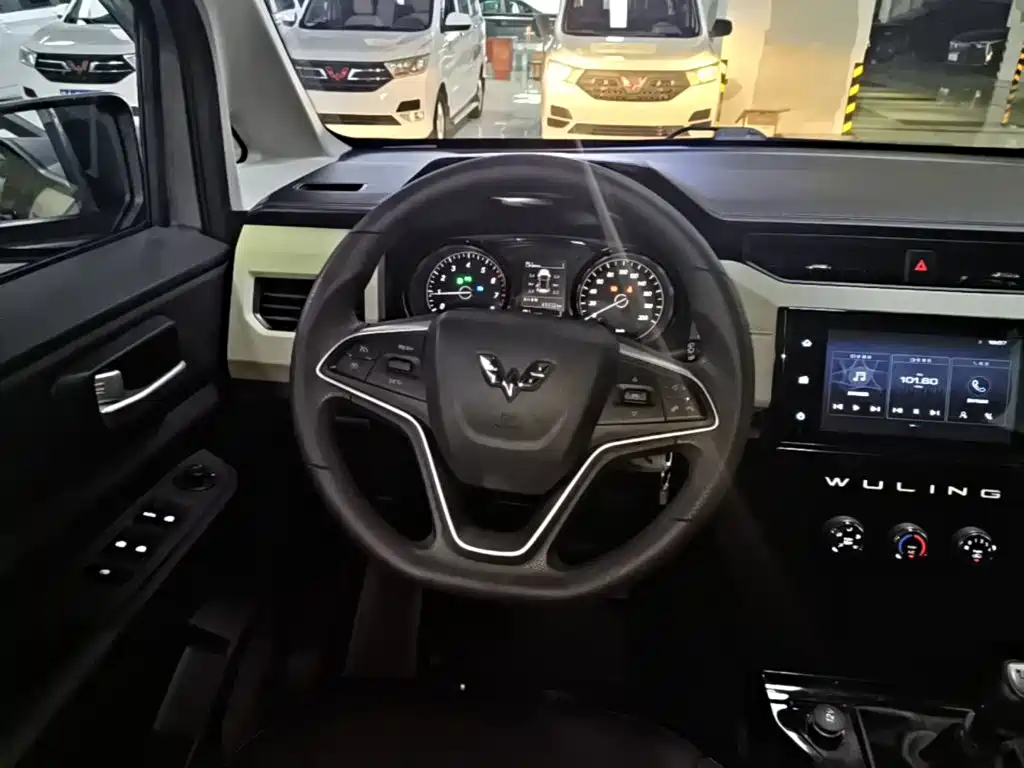 Wuling Hongguang PLUS 2019 — фото 11